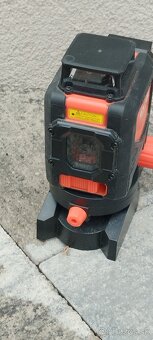 Predám stavebný krížový laser s podstavcom - 4