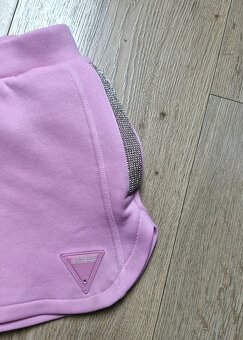 NOVE Guess sortky, kratase S - M - 4