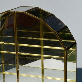 Vintage elegantná sklenená vitrínka so zrkadlom z Anglicka - 4