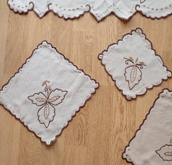 Set- vyšívané obrusy a dečky - 4