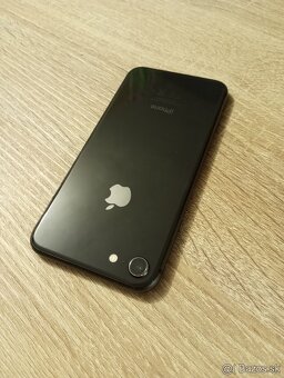 iPhone 8 / 64GB Super stav - 4
