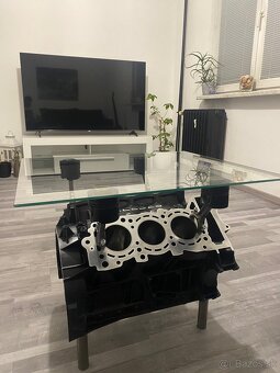 Stôl z motora Mercedes-Benz V6 - 4