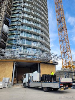 Preprava materiálu autom s hydraulickou rukou (8t, 8m dosah) - 4