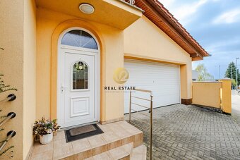 Na PREDAJ Dvojgeneračný RD Nitra - Hornozoborská na 909m2 po - 4