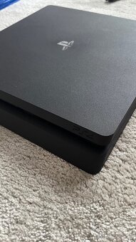 PlayStation 4 Slim + 2 ovládače + 6 hier - 4