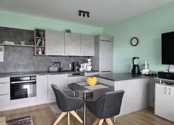 CHORVÁTSKO - 3 izbový apartmán v novostavbe 140 m od mora- V - 4