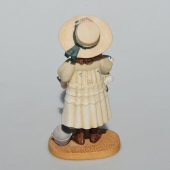 2 roztomilé porcelánové sošky z r 1982- Dievčatká s bábikami - 4
