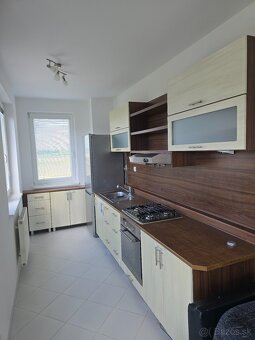 Moderný 2-izbový byt s vlastným parkovaním a zelenými pl - 4