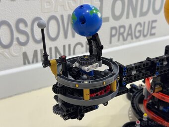 Lego technic 42179 - Planeta zem a mesiac na obeznej drahe - 4