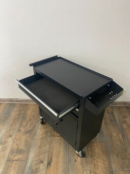 Mobilný stolík na tetovanie - 4