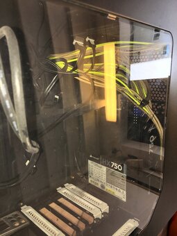 Predám PC skrinku so sieťovým zdrojom HX750 - 4