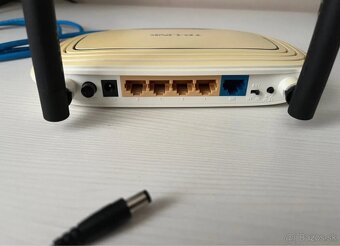 TP Link Wi-Fi router - 4