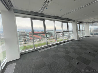 Prenájom kancelárskeho priestoru 473m² na ulici Galvaniho v - 4