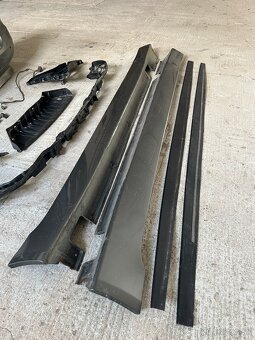 BMW E61 zadný nárazník komplet, prahy, podprahové lišty - 4