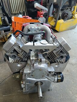 Predám motor Briggs&Stratton INTEK 20HP - 4