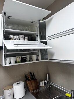 Nadčasová kuchynská linka so spotrebičmi - 4