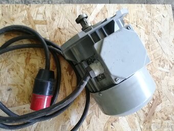 Elektromotor 0,75kw, 2820ot /min 400V prirubovy. - 4