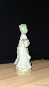 Predám porcelánovú figúrku/sošku Dievča s balíčkom - 4