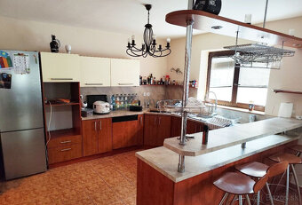 Priestranný 7-izbový rodinný dom s bazénom, altánkom a veľký - 4