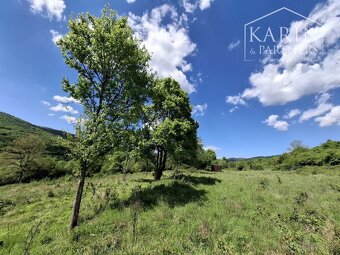 Slnečný rekreačný pozemok 5140 m2 s mobilným domom Tisovník - 4