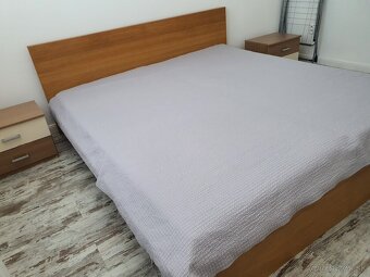 Manželská posteľ, s matracmi a nočnými stolíkmi - 4