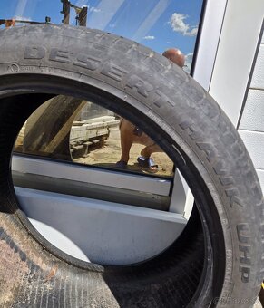 285/40 r22 - 4