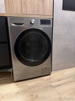 Úzka spredu plnená práčka LG strieborná - 4