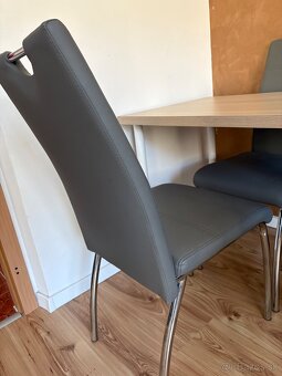 Jedalenske stolicky a stol - 4