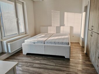 Slnečný 4-izbový zariadený rodinný dom na kraji Trenčína - 4