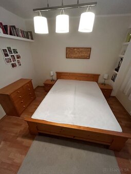 Predám drevenú spálňovú zostavu (posteľ, nočné stolíky, komo - 4