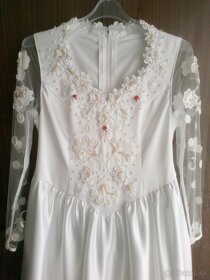 Svadobné šaty s červenými kvietkami - 4