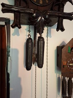 Predám funkčné starožitné kukučkové hodiny s líškou drevorez - 4