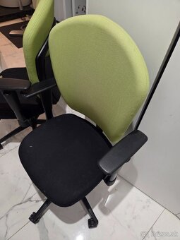 Darujem 2 kancelarske stolicky - 4