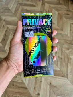 Top Privacy tmavé sklo na iPhone 15 a Phone 16 - 4