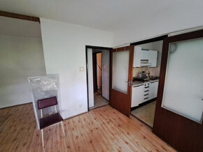Exkluzívne ponúkame na predaj 1-izbový byt v Komárne na 7. s - 4