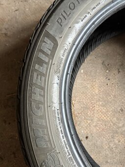 235/55R19 - 4