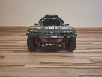 Predám LEGO Technic set Audi RS Q e-tron (42160) - 4