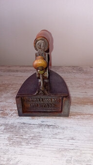 Predám peknú starú liatinovú žehličku - 4