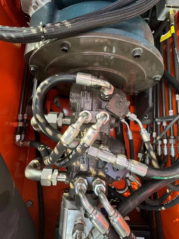 Predám pásový mininakladač o váhe 1580 kg - 4