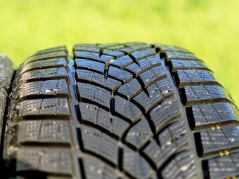 4KS ZÁNOVNÉ ZIMNÉ PNEU GOODYEAR ULTRAGRIP - 225/40 R18 92V - 4
