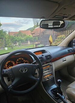 Toyota avensis 2,2 - 4