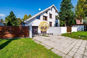 Na PREDAJ 5i rodinný dom s dvojgarážou a hosťovským domom, N - 4