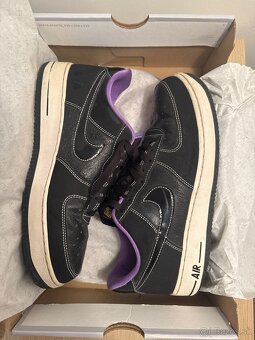NIKE Air Force 1 Low - Čierne s Fialovými Detailmi - 4