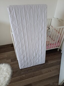veľká priestranná postieľka + čisto nový matrac - 4