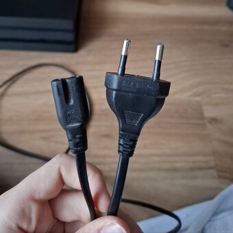 Playstation 4 pro + 2 ovládače + 2 hry - 4