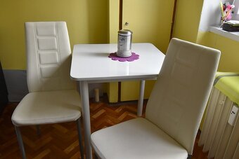 stol do kuchyne 70 x 70 + 2 pekne moderne stoličky - 4