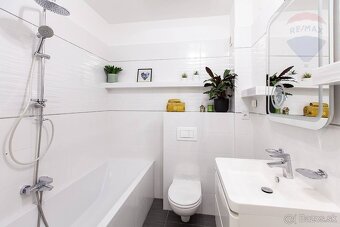 2-izbový byt s dvomi balkónmi, parkovaním a pivnicou – Kapln - 4