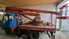 Špecialny automobiol-Avia s plošinou MP 13 - 4