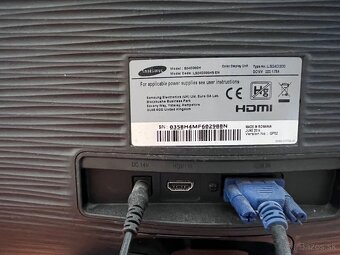 Predám 3ks 22”LCD monitory - 4