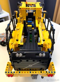 LEGO 42030 Volvo L350F Wheel Loader (2014) - 4